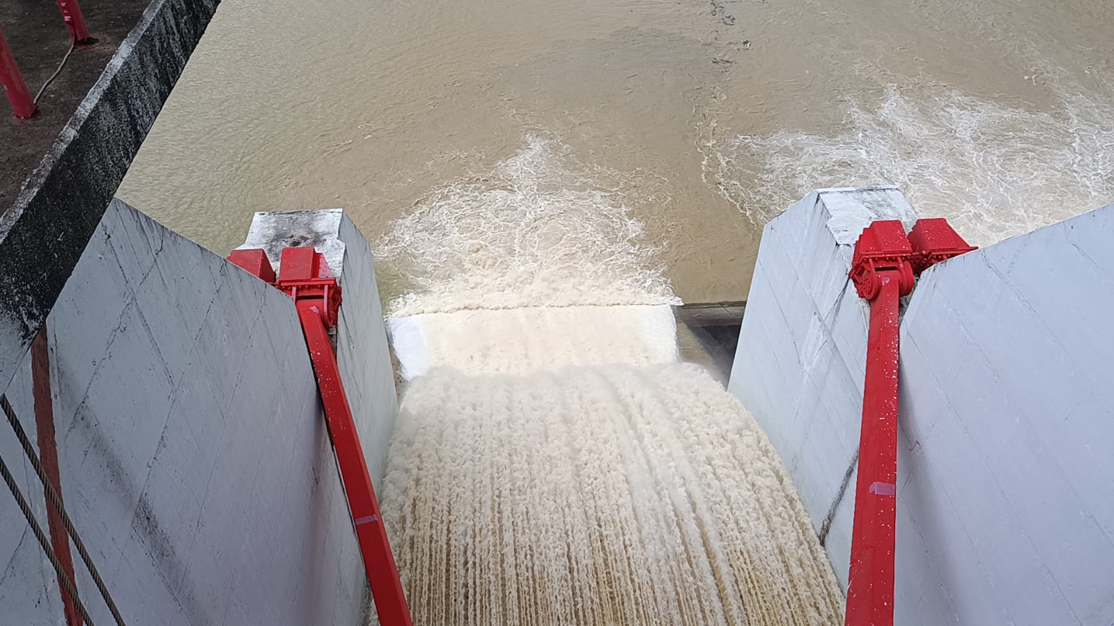 জলবিদ্যুৎ কেন্দ্র রক্ষায় পানির চাপ কমাতে কাপ্তাই বাঁধের ১৬ গেইট ৬ ইঞ্চি খুলে দিয়েছে কর্তৃপক্ষ