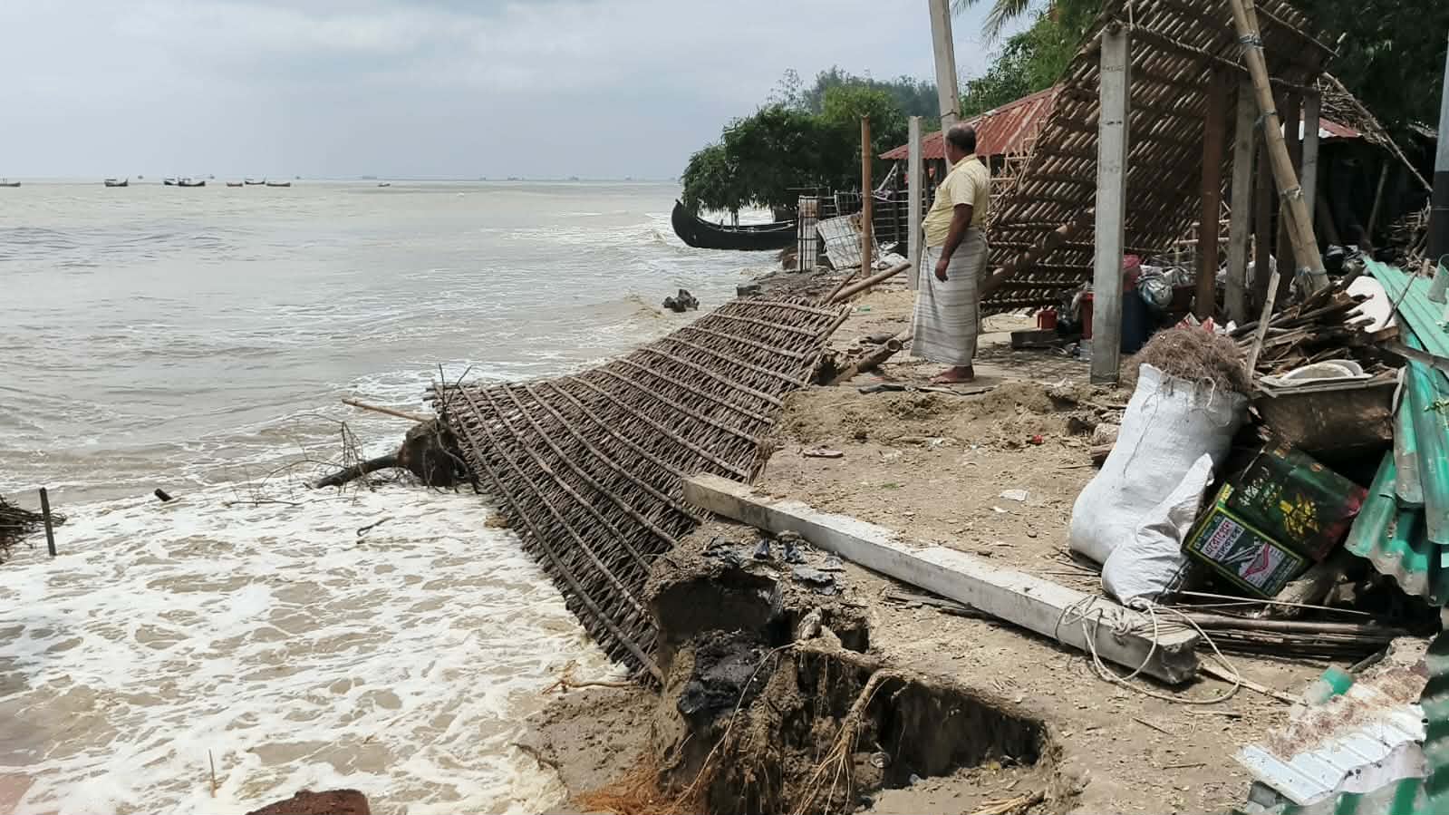 কুতুবদিয়ায় বেড়িবাঁধ ভাঙা কান্না থামছে না: বাড়ছে ভূমিহীন