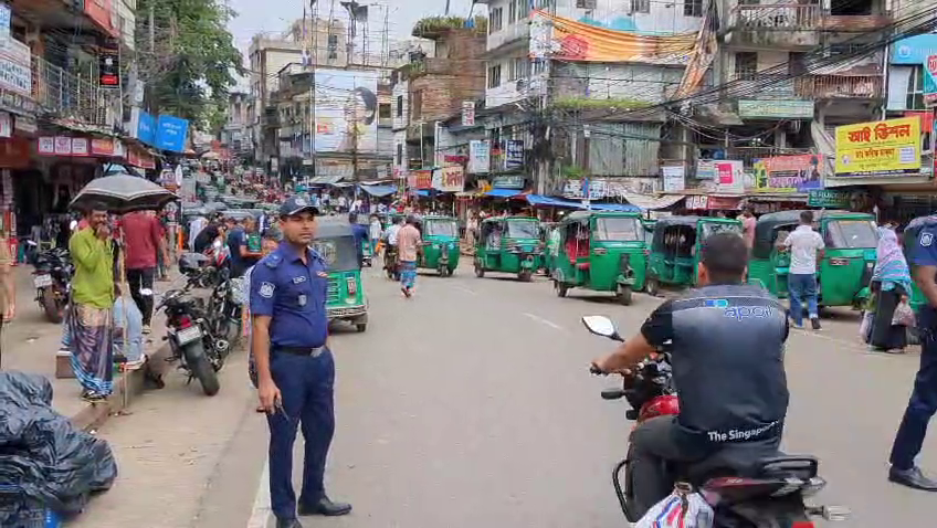 পর্যটন শহর রাঙামাটিতে নিরাপদ সড়কের চ্যালেঞ্জ: সীমিত জনবল নিয়েই ট্রাফিক পুলিশের নিরলস প্রচেষ্টা