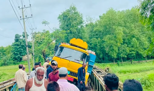 রাঙামাটিতে মেরামতের দুই দিনের মাথায় ইটবোঝাই ট্রাকের চাপে ভাঙল বেইলি সেতু