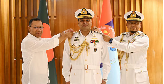 নৌবাহিনীর নবনিযুক্ত প্রধানকে র‍্যাঙ্ক ব্যাজ পরিয়ে দিলেন প্রধানমন্ত্রী