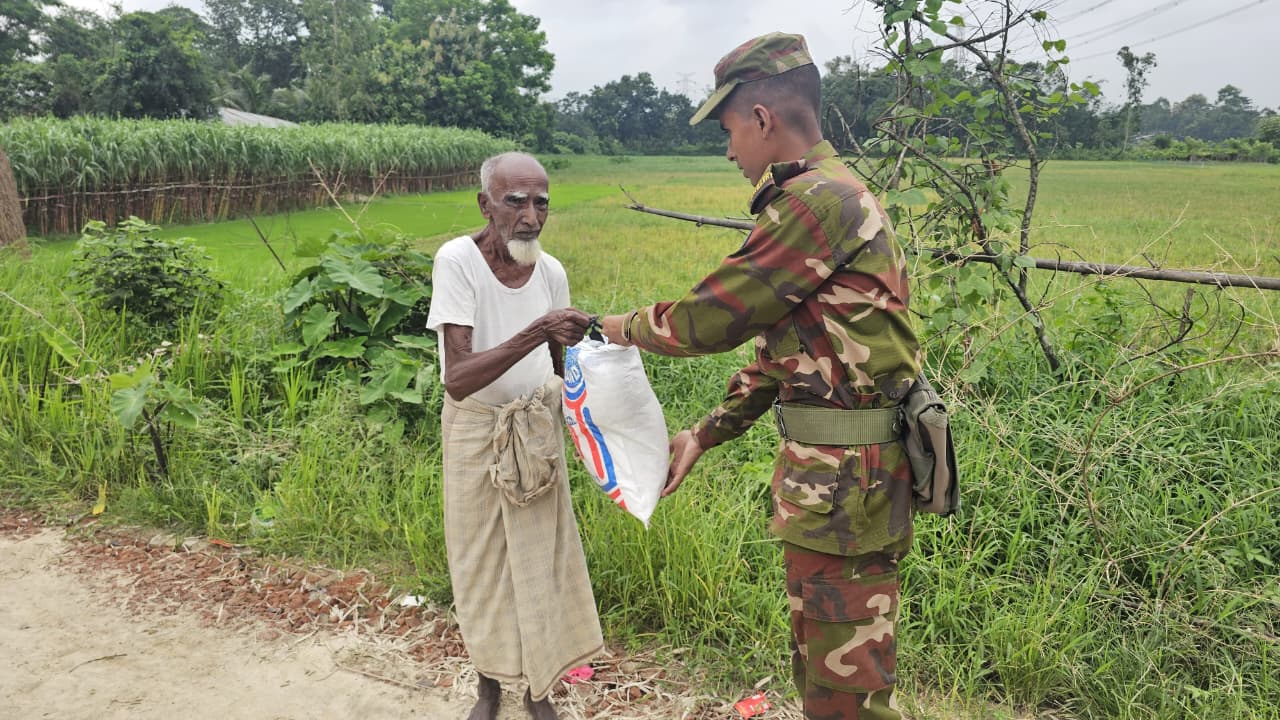 ফটিকছড়ির বন্যাকবলিত মানুষের পাশে বাংলাদেশ সেনাবাহিনী