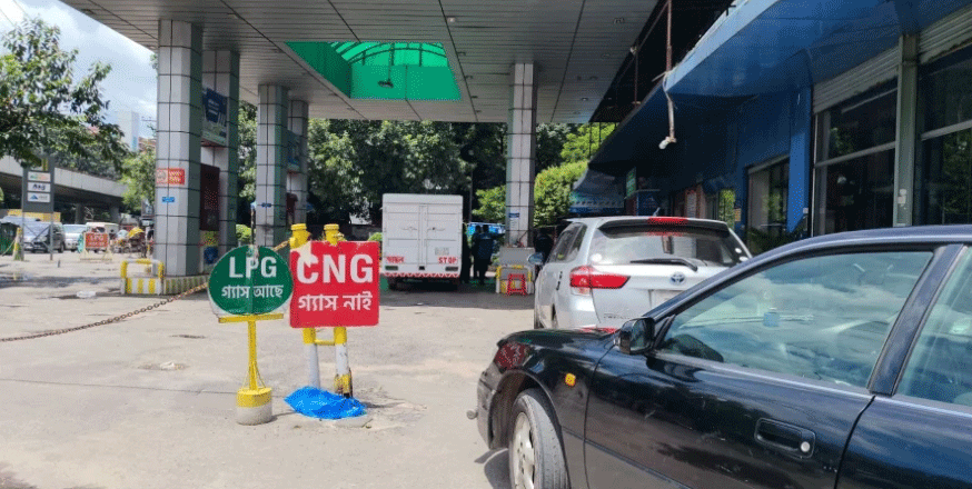 ঘণ্টার পর ঘণ্টা লাইনে দাঁড়িয়ে মিলছে ২০ থেকে ৬০ টাকার গ্যাস! 