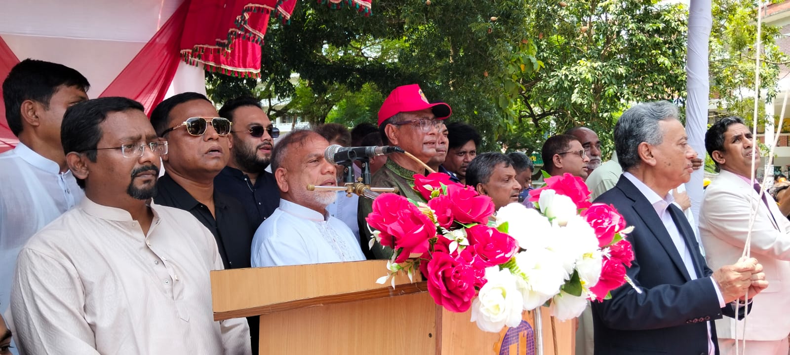বিশ্ববিদ্যালয় দিবসে চুয়েটে ৬টি বাস উপহার দিলেন আলহাজ জসিম উদ্দীন ফাউন্ডেশন