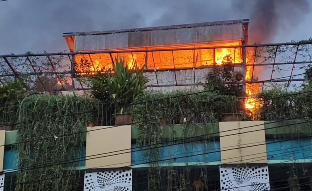  রাঙামাটি শহরে ভোরের আগুনে পুড়ে ছাই হলো কসমস রেস্টুরেন্টে 
