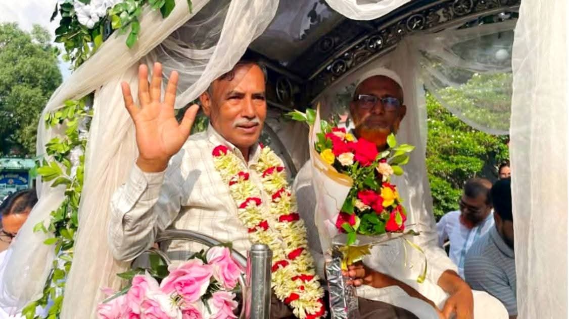 শিক্ষককে রাজকীয় বিদায়, ঘোড়ার গাড়িতে বাড়ি পৌঁছে দিলেন শিক্ষক ও শিক্ষার্থীরা
