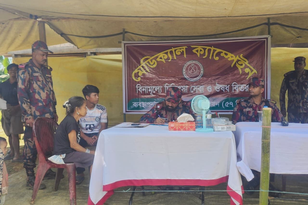 দুর্গম সীমান্তে ৫৭ বিজিবির মেডিকেল ক্যাম্প ১৫০ জনের বেশি ক্ষুদ্র নৃ-গোষ্ঠীর মানুষ পেলেন বিনামূল্যে চিকিৎসা ও ওষুধ
