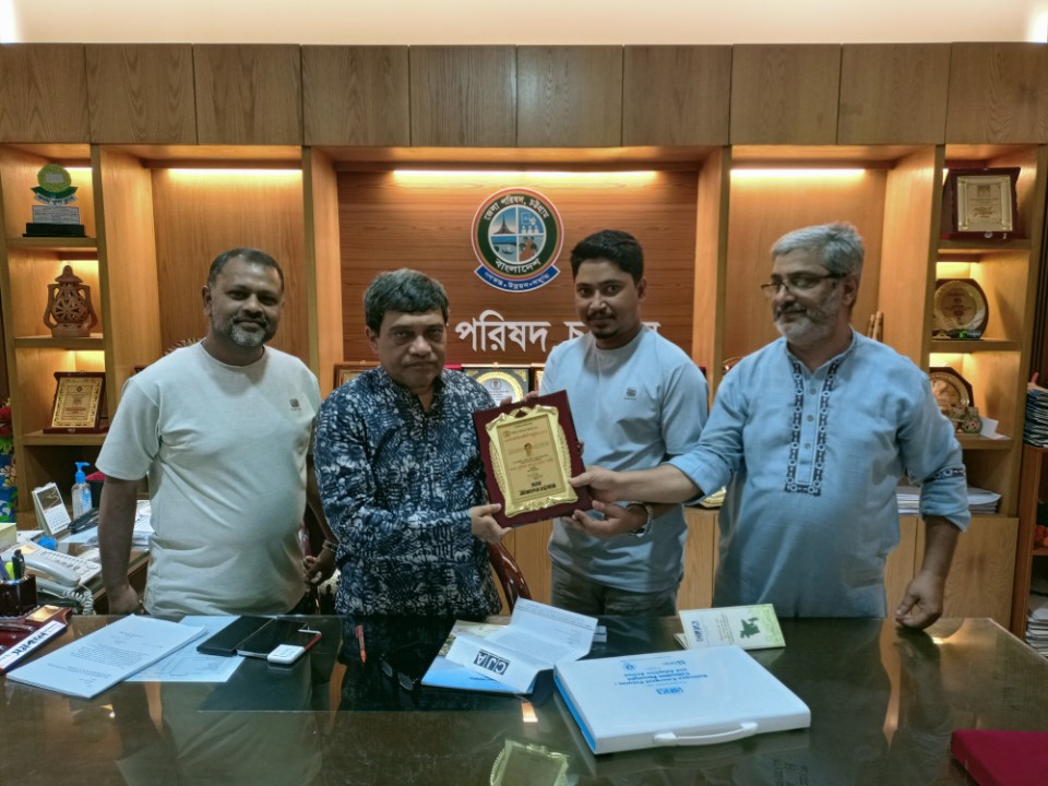 জেলা পরিষদ প্রশাসক শামীমকে দৈনিক  ‘আমাদের চট্টগ্রাম’-এর সম্মাননা