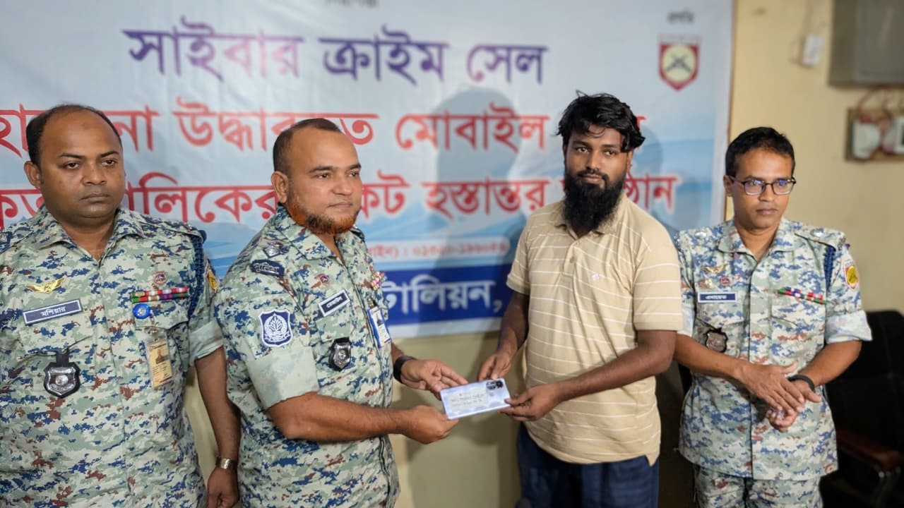 প্রযুক্তির জালে প্রতারক, রাঙামাটিতে উদ্ধার ৪২ মোবাইলসহ ৭৭ হাজার টাকা