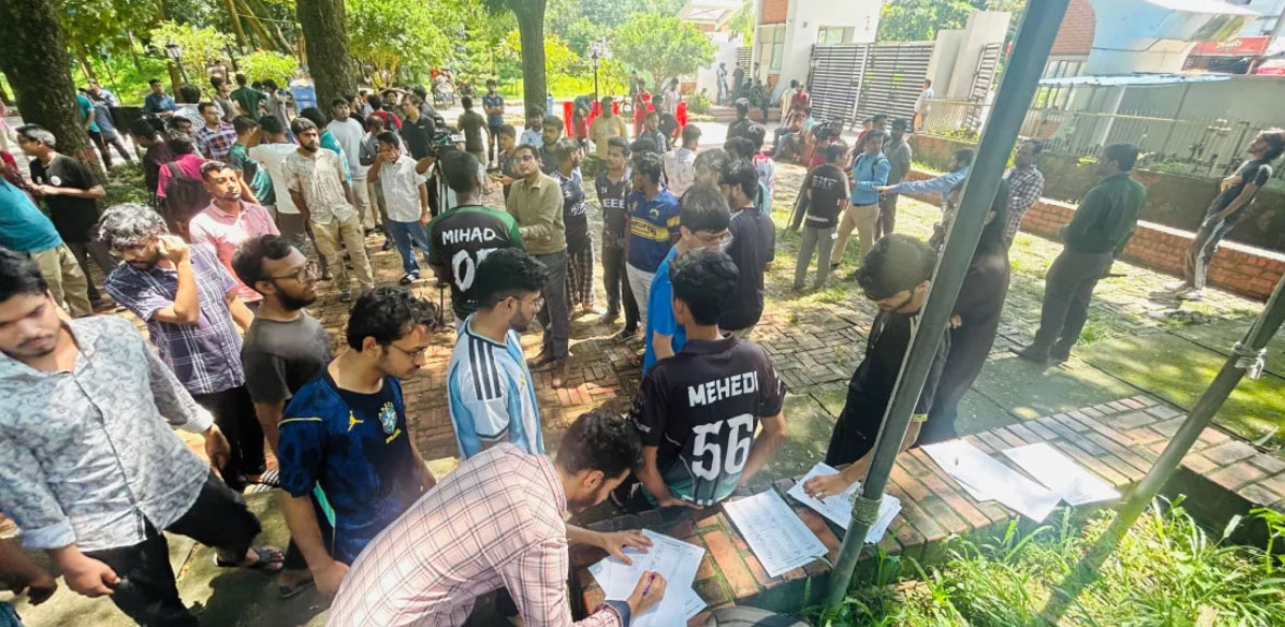 চুয়েট অচল করে দিলেন শিক্ষার্থীরা, চলছে দ্বিতীয় দিনের শাটডাউন