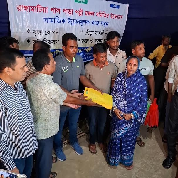 ফটিকছড়িতে দুর্গাপূজা উপলক্ষে সনাতনীদের মাঝে যুবদল নেতার উপহার বিতরণ