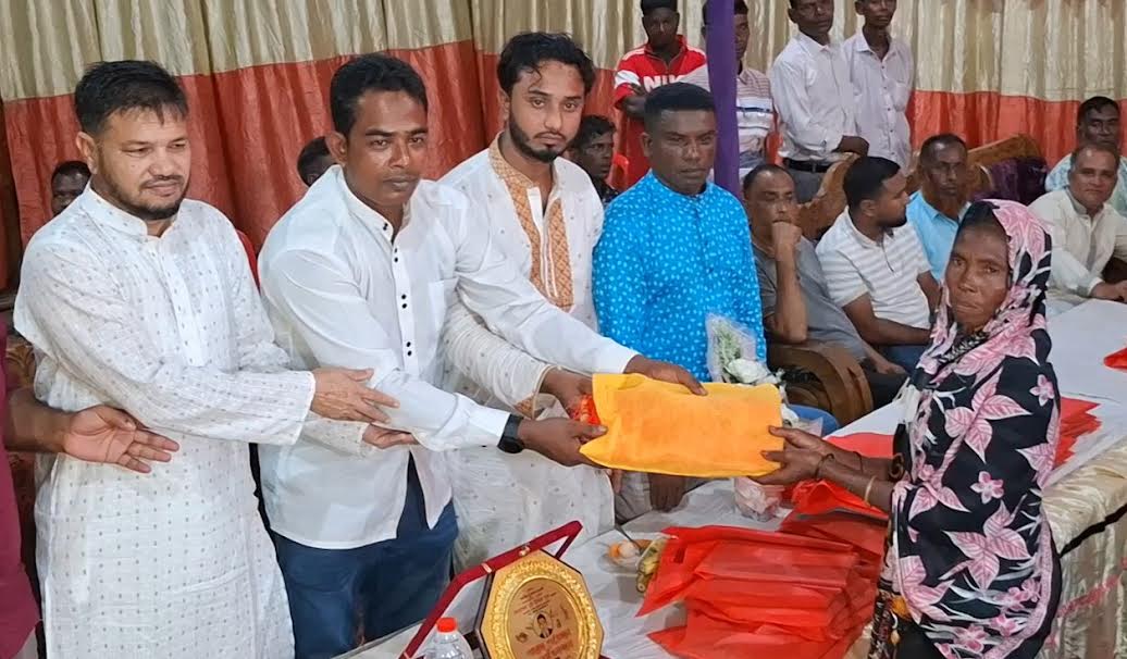 ফটিকছড়িতে দুর্গাপূজা মন্ডপে জেলা যুবদল নেতা নুরুর উপহার বিতরণ