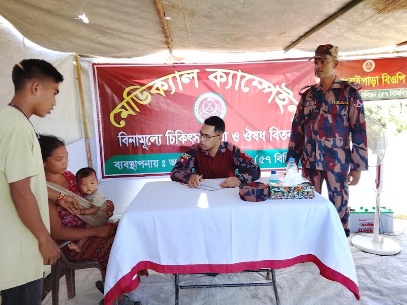 আলীকদমের দুর্গম ওয়াংরাইপাড়ায় ৫৭ বিজিবির বিনামূল্যে চিকিৎসাসেবা ও ওষুধ বিতরণ