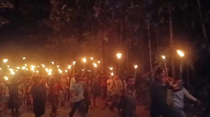 টুরিজম স্পর্ট সাজেকের উজোবাজারে হামলার প্রতিবাদে বিক্ষোভ, পর্যটন সড়কে অবরোধ অব্যাহত