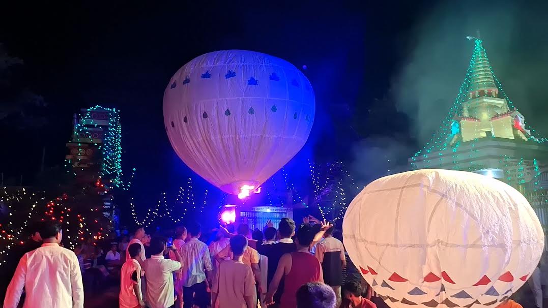 ফটিকছড়িতে আনন্দঘন পরিবেশে প্রবারণা পূর্ণিমা পালিত, ফানুস দেখতে মানুষের ঢল