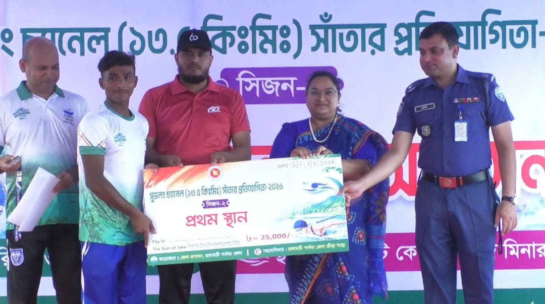পাহাড়ের নীল জলরাশিতে ১৩.৫ কিলোমিটার সাঁতার, প্রতিযোগী ৩০