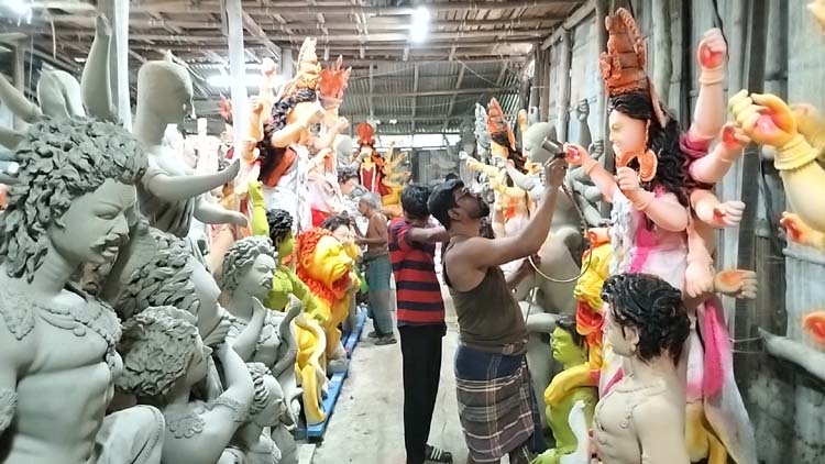 শেষ মুহুর্তে দম ফেলার ফুরসত পাচ্ছেনা রাউজানের প্রতিমা শিল্পীরা 