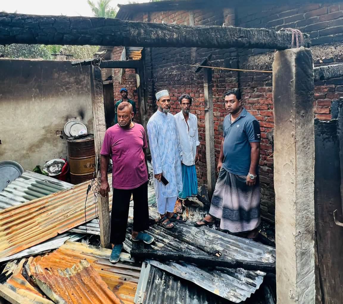 আগুনে পুড়ে ছাই চার পরিবারের বসতঘর, সাত লাখ টাকার ক্ষয়ক্ষতি