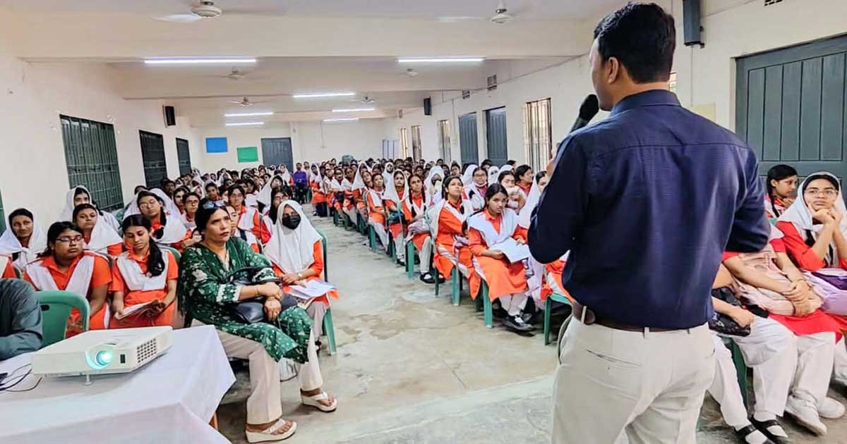 সড়ক দুর্ঘটনা রোধে শিক্ষার্থীদের সচেতন করল বিআরটিএ