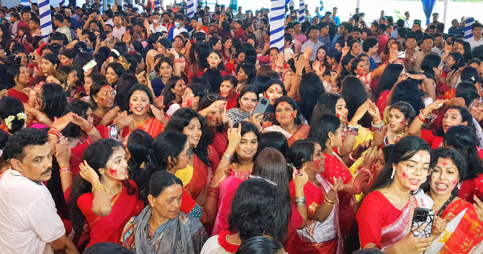 বিজয়া দশমী: সিঁদুর খেলায় দেবী দুর্গার বিদায়ের প্রস্তুতি