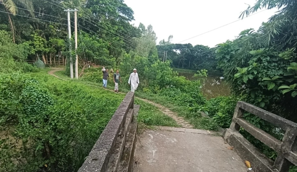 ধলঘাট ইউনিয়নে সেতুর সংযোগ সড়ক ধসে যান চলাচল বন্ধ, স্থানীয়দের ভোগান্তি