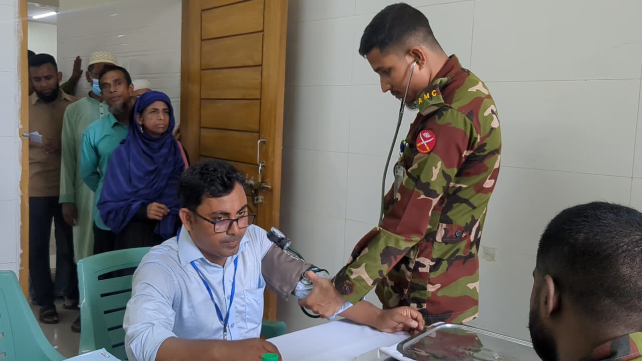 পাহাড়ে অসহায় মানুষের পাশে সেনাবাহিনী, বিনামূল্যে সেবা পেল ৮’শ রোগী