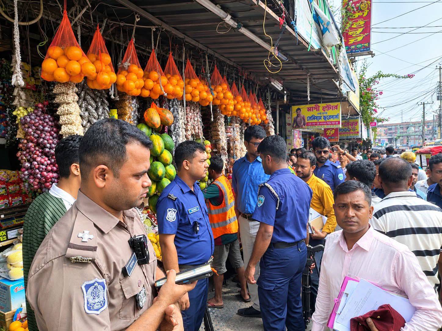 পটিয়ার প্রধান সড়কে হকার উচ্ছেদ অভিযান, স্বস্তিতে পথচারীরা