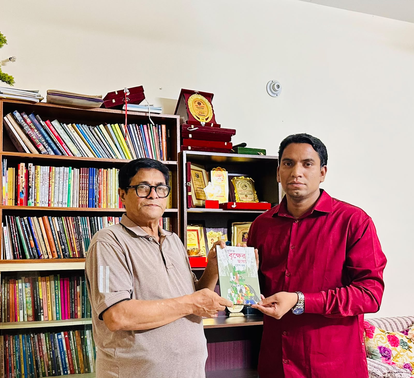 বরেণ্য কবি নূরুল হকের সাথে লায়ন মোহাম্মদ জাহাঙ্গীর আলমের সৌজন্য সাক্ষাৎ 