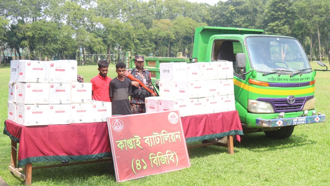 কাপ্তাই হ্রদ হয়ে পাঁচার হচ্ছে অবৈধ সিগারেট: সিগারেট ভর্তি ডাম্পারসহ আটক-২