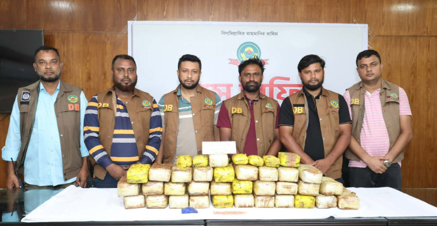 ট্রাকের গোপন চেম্বারে ৩ লাখ ২০ হাজার ইয়াবা, চালক গ্রেপ্তার