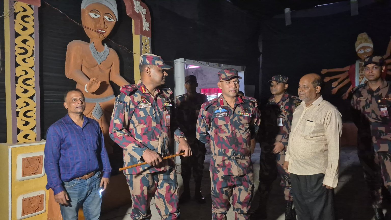 খাগড়াছড়িতে দুর্গাপূজার চেক হস্তান্তর, ২৮পূজামন্ডপে ৯প্লাটুন বিজিবি মোতায়েন